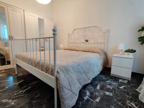 2 chambres, fer et planche à repasser, lit parapluie, Wi-Fi gratuit