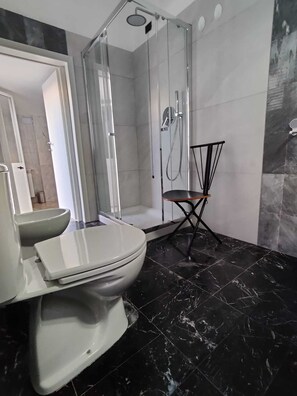 Douche, séchoir à cheveux, bidet, serviettes fournies