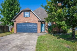 Exterior - Quaint homey cottage style home in Harvest (Harvest)
