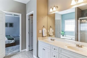 Combined shower/bathtub, hair dryer, towels - Quaint homey cottage style home in Harvest (Harvest)