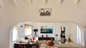 Televisión, reproductor de DVD y estéreo 