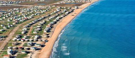 Playa en los alrededores, camastros y toallas de playa