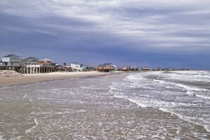 Beach nearby, sun loungers, beach towels - Seabreeze Sueños ※ Surfside Abode a Walk to Beach (Surfside Beach)
