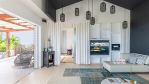 TV, DVD-spiller og stereoanlegg