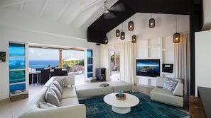 TV, DVD-spiller og stereoanlegg