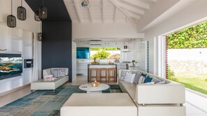 TV, DVD-spiller og stereoanlegg