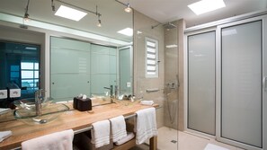 Douche, serviettes fournies