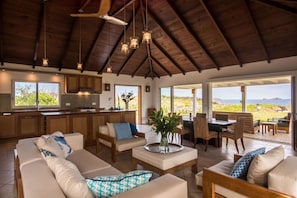 Télévision, lecteur de DVD, chaîne hi-fi