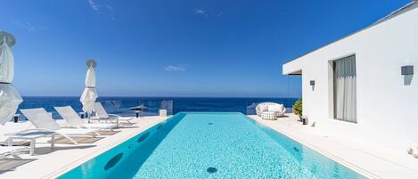 Piscine à débordement, piscine chauffée