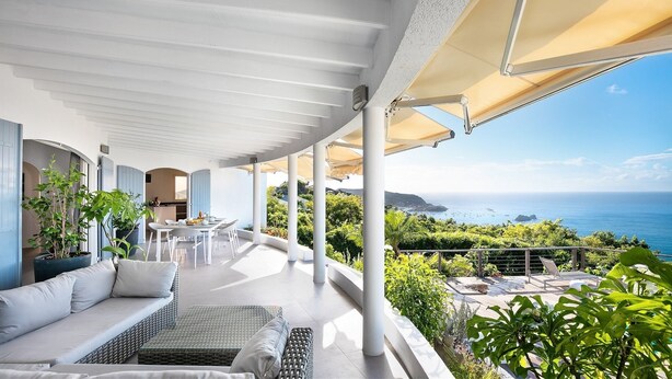 A covered outdoor seating area with a view of the ocean. - Taniko (2/3 Rooms) Luxury villa (Colombier)
