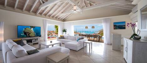 Een televisie en een dvd-speler