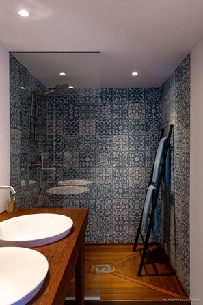 Shower, towels