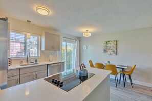 Fridge, microwave, oven, stovetop - Tranquil Locale King Beds 1 Mile To Honeymoon Isle 3 Miles 2 Downtown (Dunedin)