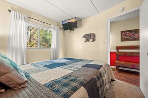 1 habitación, escritorio, tabla de planchar con plancha y cuna de viaje 