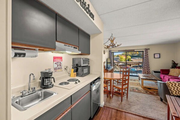 Réfrigérateur, four à micro-ondes, surface de cuisson, cafetière-théière