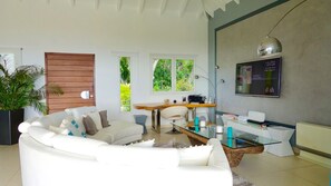 TV, DVD-spiller og stereoanlegg