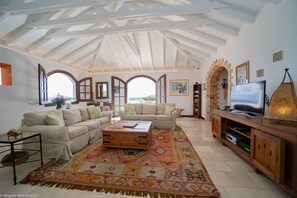 Tv, dvd-spelare och en stereo