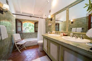 Bathtub, towels - Kyody (1/2 Rooms) Luxury villa (Marigot)