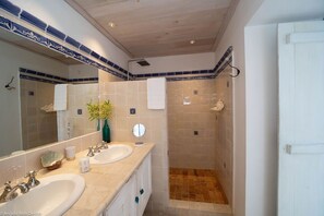 Bathtub, towels - Kyody (1/2 Rooms) Luxury villa (Marigot)