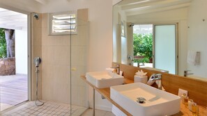 Een douche, handdoeken