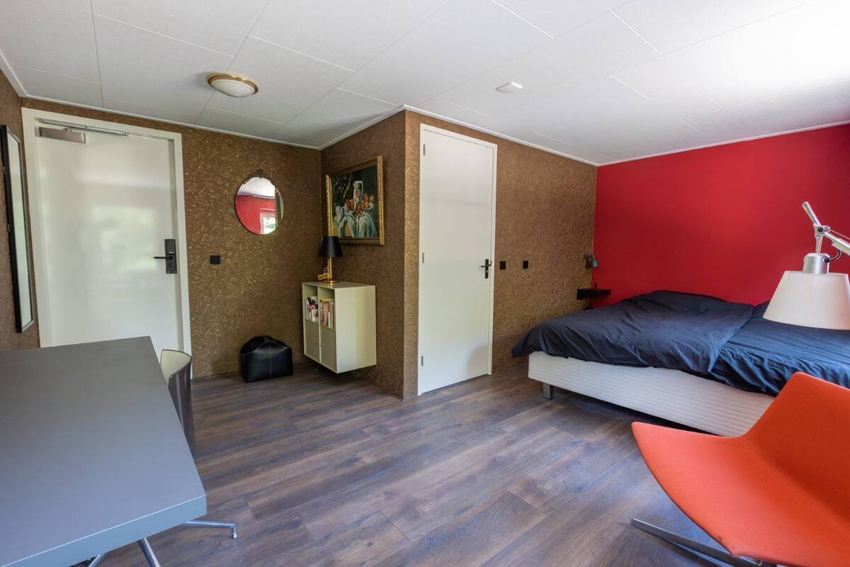 Minibar, tabla de planchar con plancha y wifi gratis