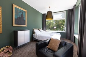 Minibar, tabla de planchar con plancha y wifi gratis