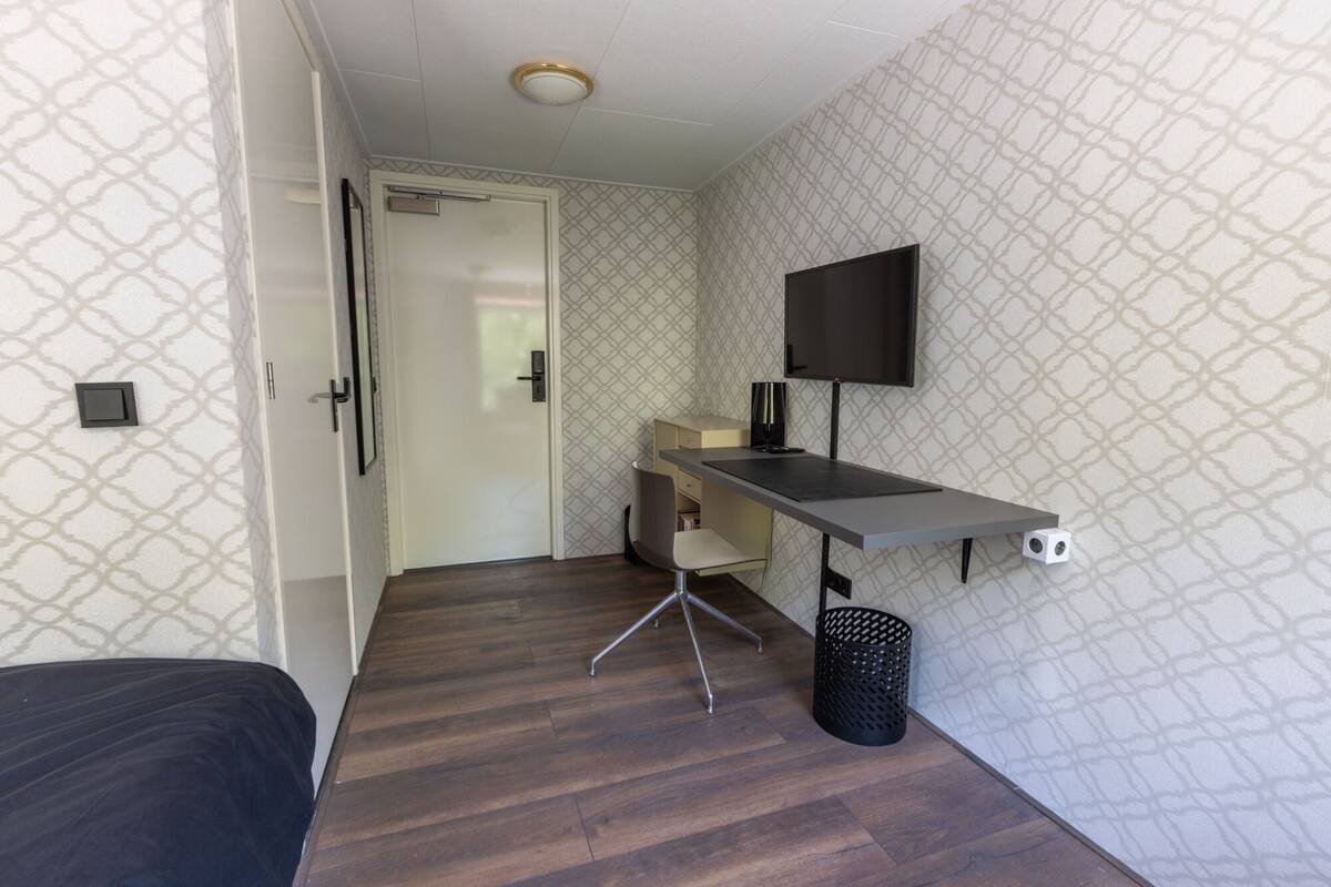 Minibar, tabla de planchar con plancha y wifi gratis
