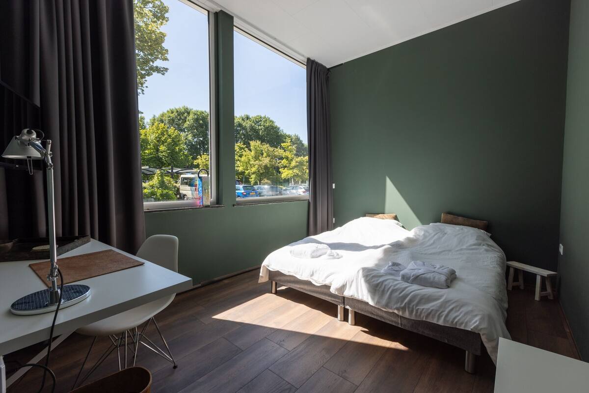 Minibar, tabla de planchar con plancha y wifi gratis