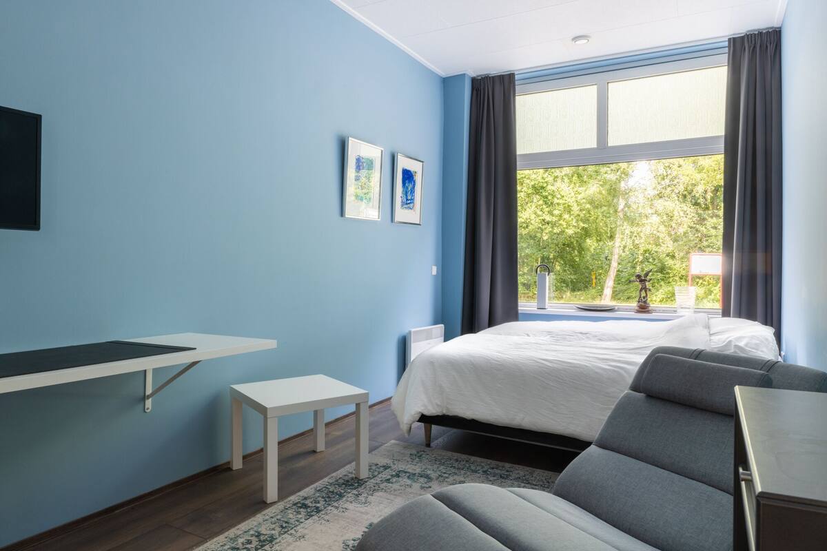 Minibar, tabla de planchar con plancha y wifi gratis