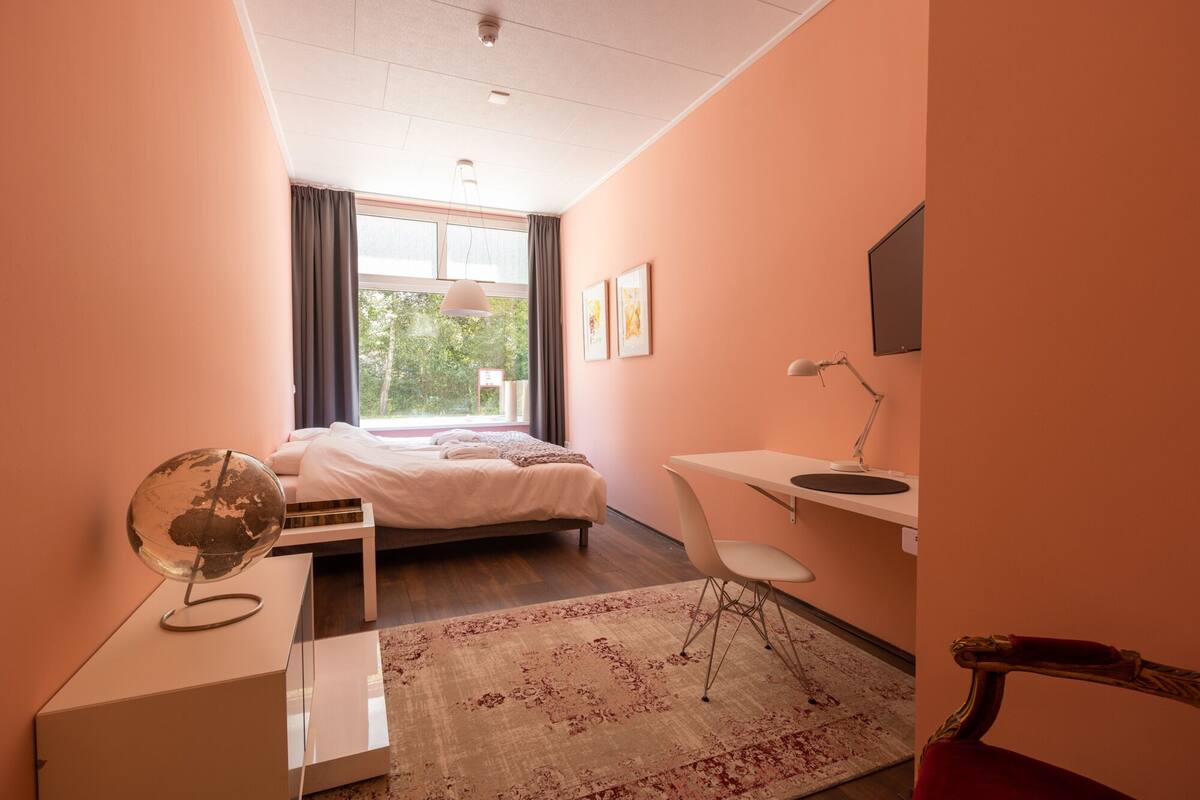 Minibar, tabla de planchar con plancha y wifi gratis