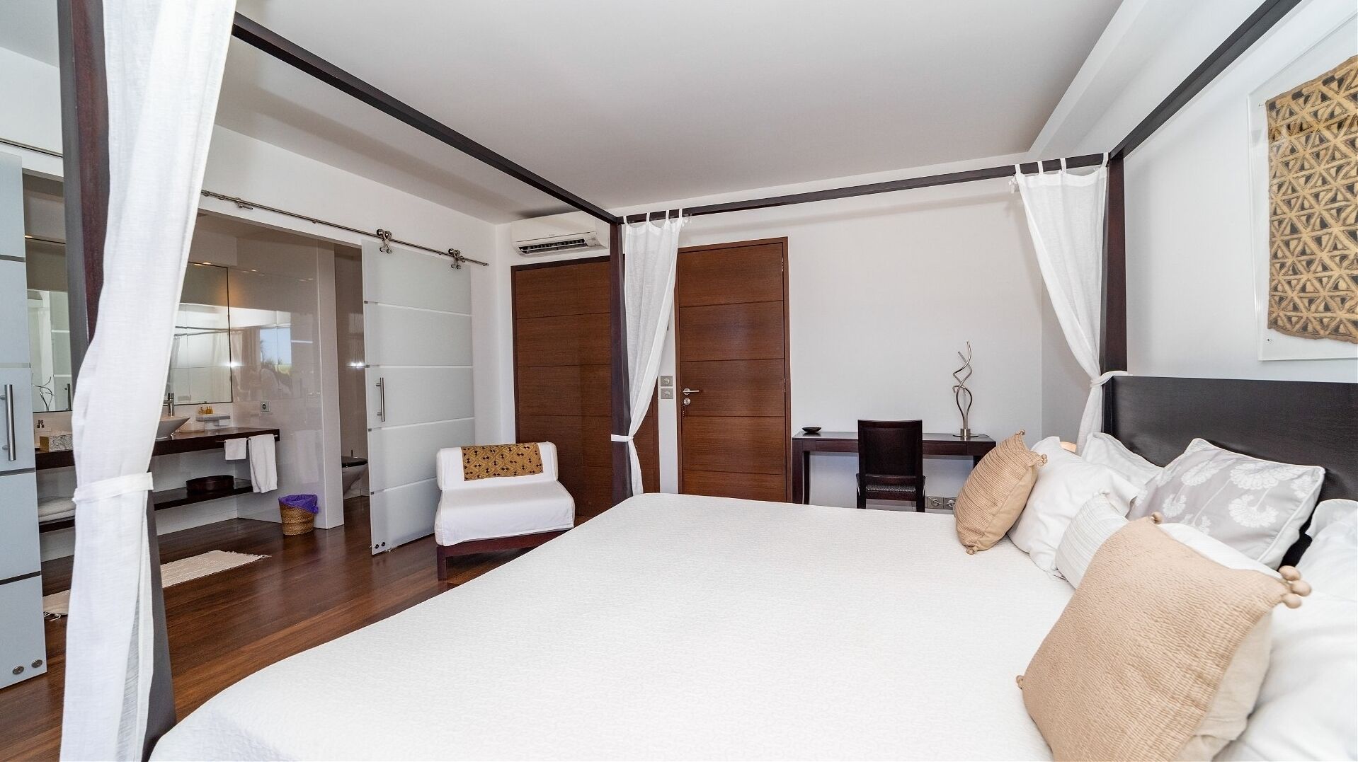 Une chambre moderne avec un grand lit, un bureau et une chaise.
