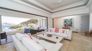 TV, lettore DVD, impianto stereo