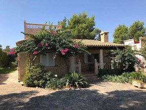 Exterior - Villa de Bonaire, Alcudia, large garden + pool, close to the beach, WiFi, for 8 people (Alcudia/Bon Aire)