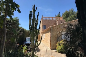 Property grounds - Villa de Bonaire, Alcudia, large garden + pool, close to the beach, WiFi, for 8 people (Alcudia/Bon Aire)