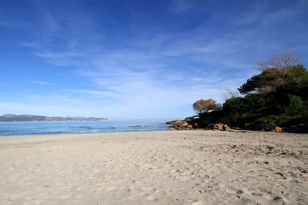 Sur la plage, chaise longue