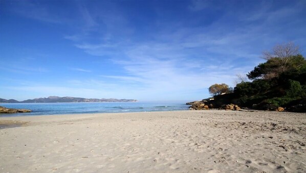 På stranden og solsenger