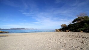 En la playa, sillas reclinables de playa