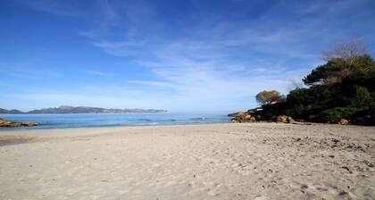 Villa de Bonaire, Alcudia, large garden + pool, close to the beach, WiFi, for 8 people