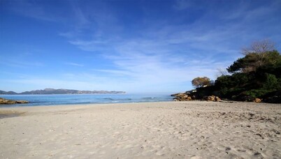 Villa de Bonaire, Alcudia, large garden + pool, close to the beach, WiFi, for 8 people