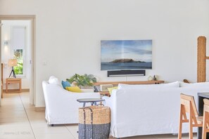Fernseher, DVD-Player, Stereoanlage