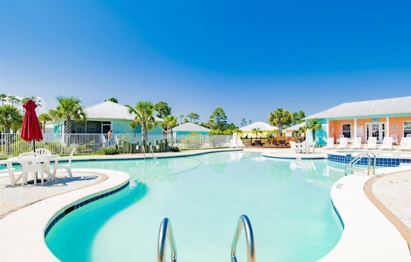 Outdoor pool - Beach Cottage- 2 Pools -2 Kings- Bunk Room (Gulf Shores)