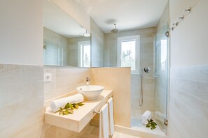 Dusche, Haartrockner, Handtücher