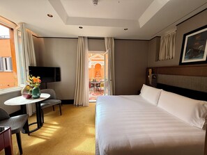 Suite, terrasse | Minibarvarer (inkludert), safe på rommet og blendingsgardiner