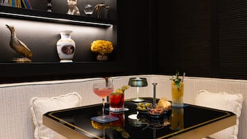 Bar (trong khuôn viên)