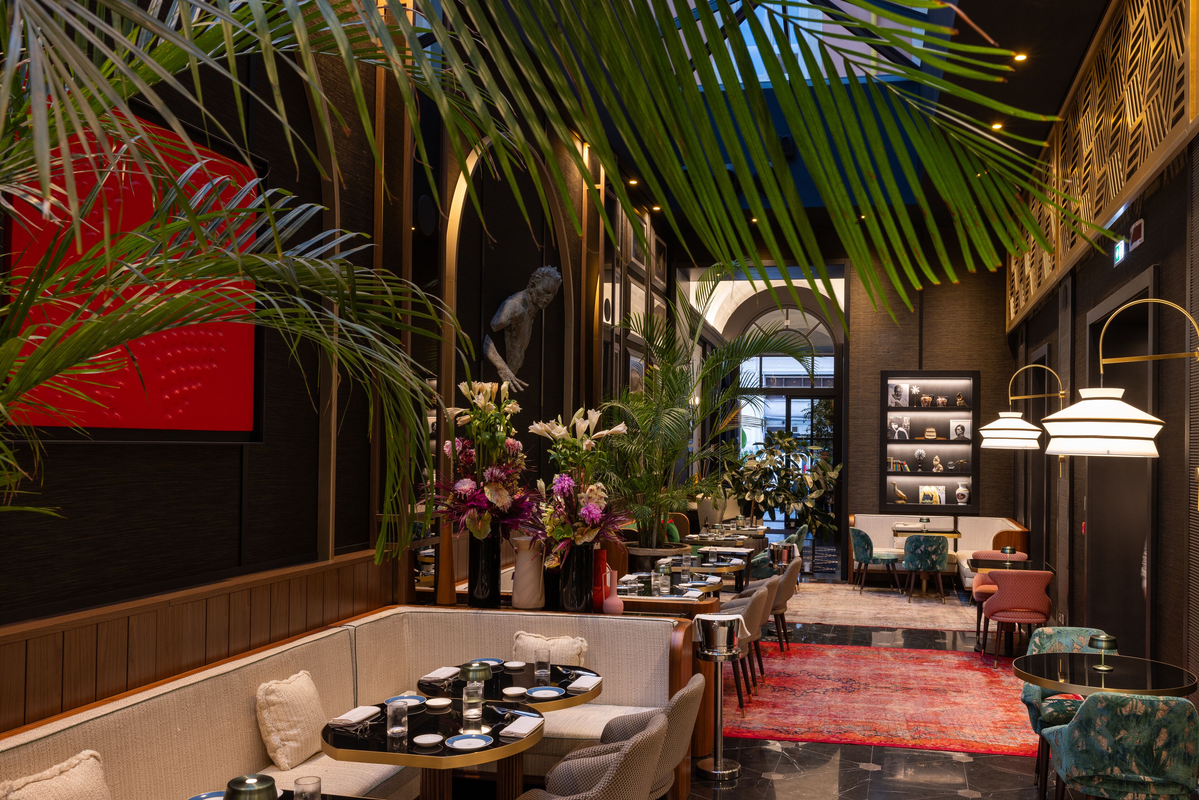 Melayani sarapan, makan siang, makan malam; sajian masakan Italia 