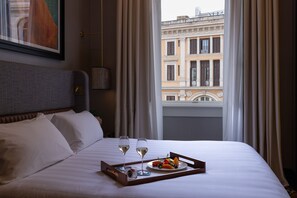 Free minibar items, in-room safe, blackout drapes, soundproofing - Umiltà 36 (Rome)