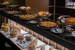 فطور أوروبي مجانًا يوميًا
