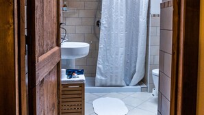 A bathroom with a white sink, a shower, and a toilet. - Appartamento "Orchidea", Agriturismo dai Gobbi (Fara Vicentino)