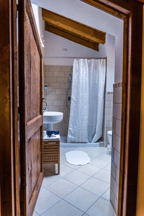 Douche, sĂšche-cheveux, bidet, serviettes fournies