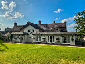 Exterior - Three Cocks Hotel (Brecon)